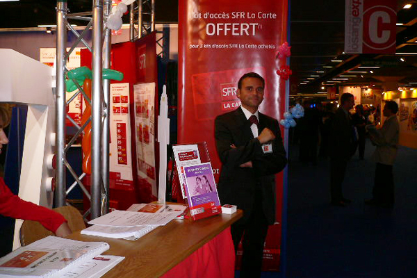 Magicien de close-up en salon professionnel