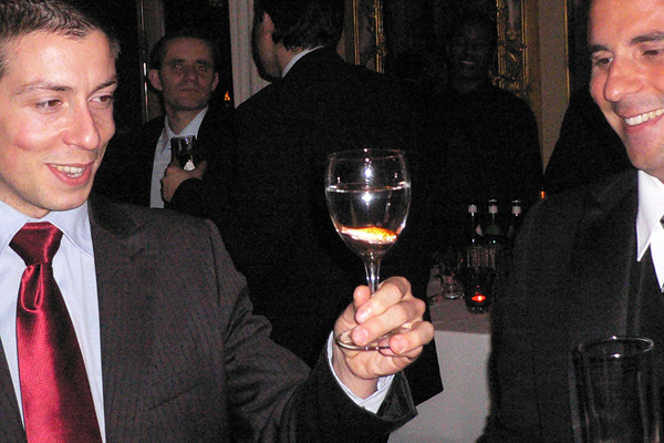 Magicien de close-up en coktail